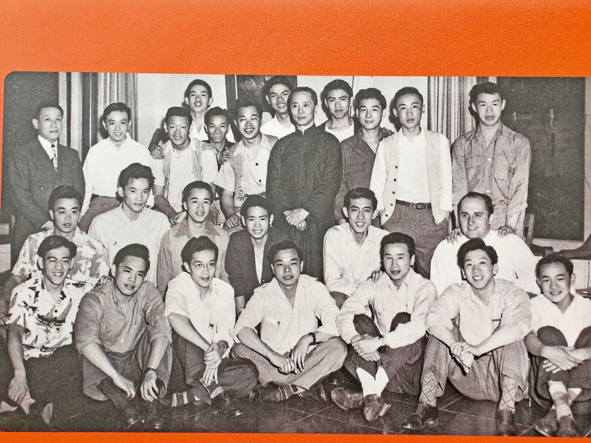 華埠YMCA已有115年歷史，現場展示早年歷史圖片。記者黃偉江攝