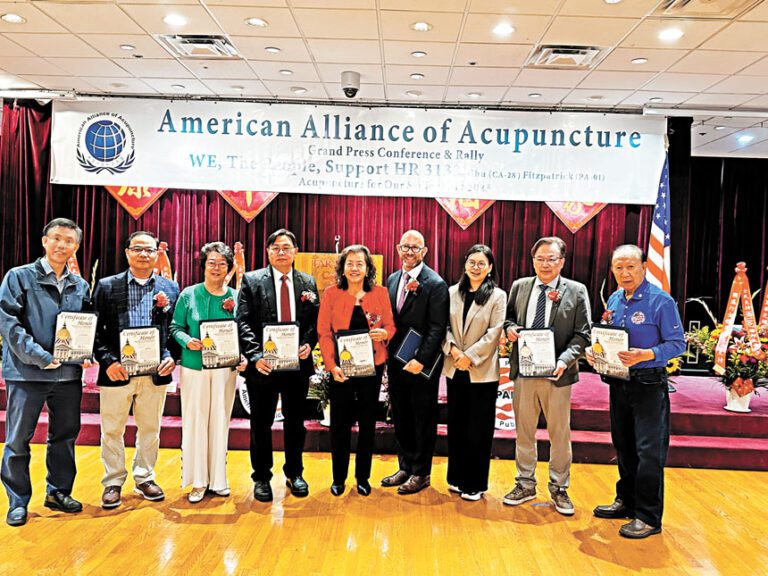 APAPA創辦人尹集成（最右）代表APAPA接受主辦方頒發的榮譽獎，以表彰APAPA長期以來對中醫針灸界發展的支持，並與其他獲獎嘉賓合影。