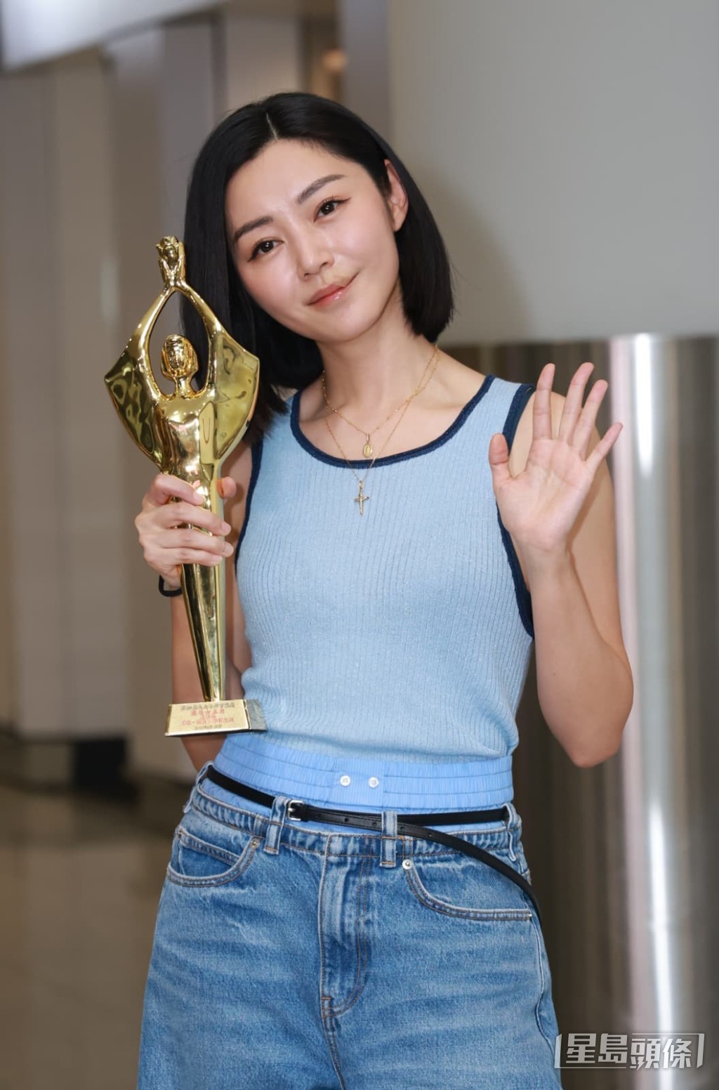 衛詩雅帶著百花獎影后獎座返港，並向傳媒揮手。