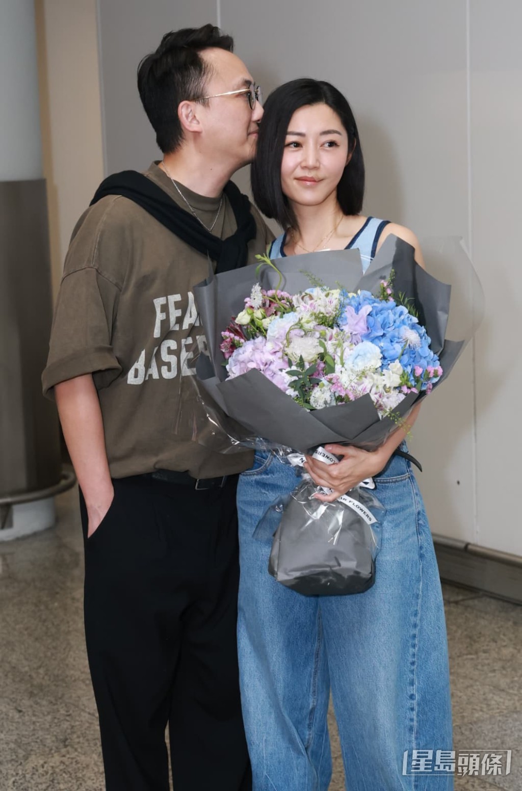 衛詩雅老公周祉安手持花束驚喜現身，並情深親吻太太。