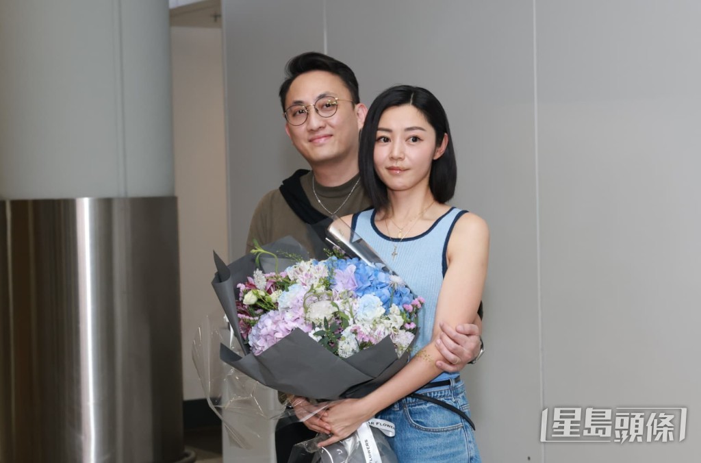 衛詩雅與丈夫周祉安大方讓傳媒拍照，恩愛之情羨煞旁人。