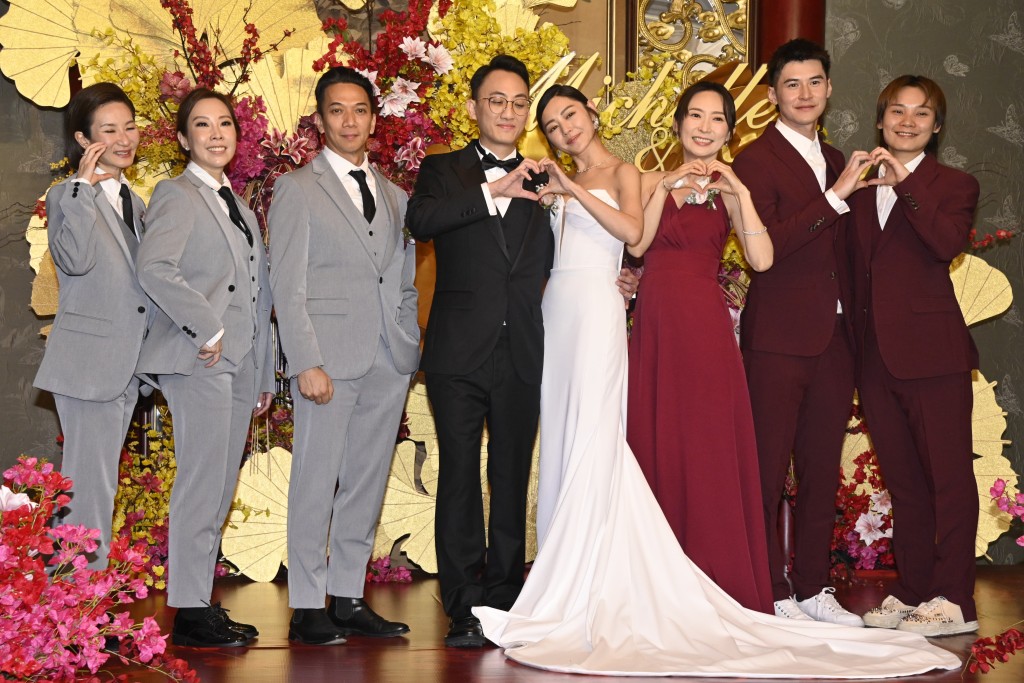 一對新人與兄弟姊妹一同向鏡頭畀心心。