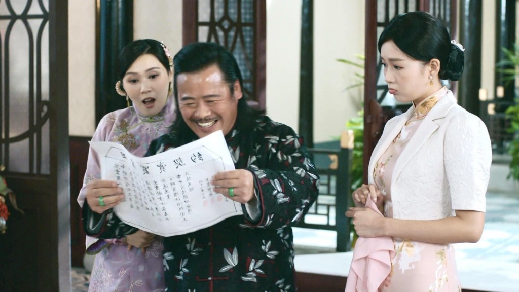 李芷晴在《本尊就位》中嘟嘴撒嬌，與韋家雄飾演的反派擦出火花。