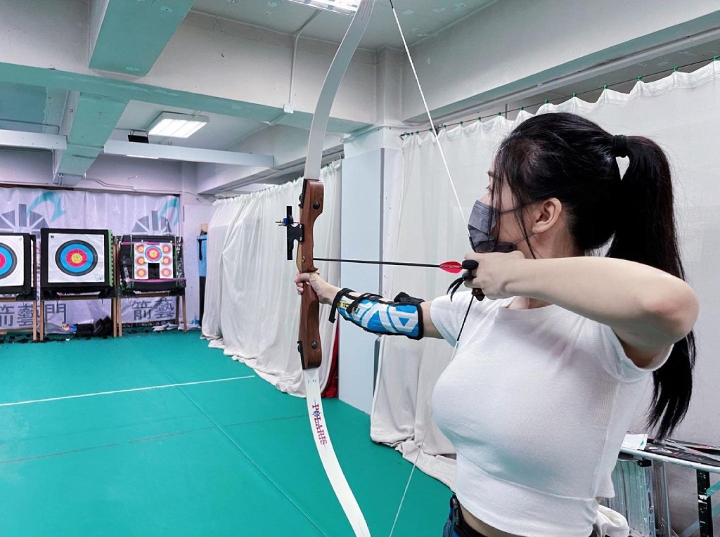 李芷晴為《明星運動會》練習射箭。 