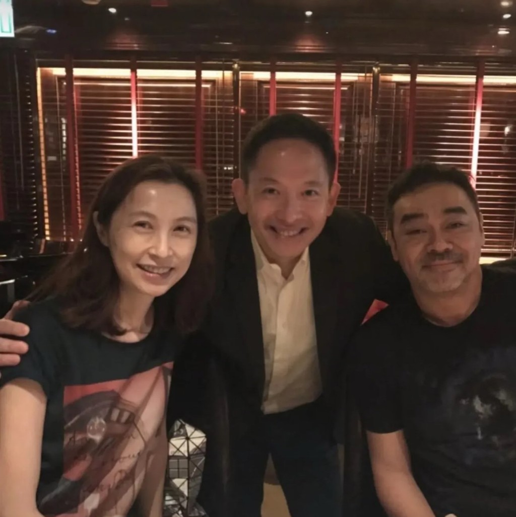 向展鵬日前在社交平台分享了與劉青雲及郭藹明的合照，網民大讚郭藹明皮膚白滑漂亮。