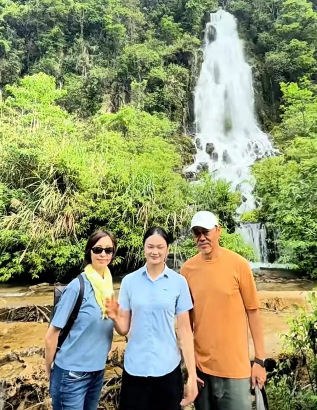 劉青雲與郭藹明今年四月到貴州旅遊時被遊客邀合照，二人毫無明星架子。