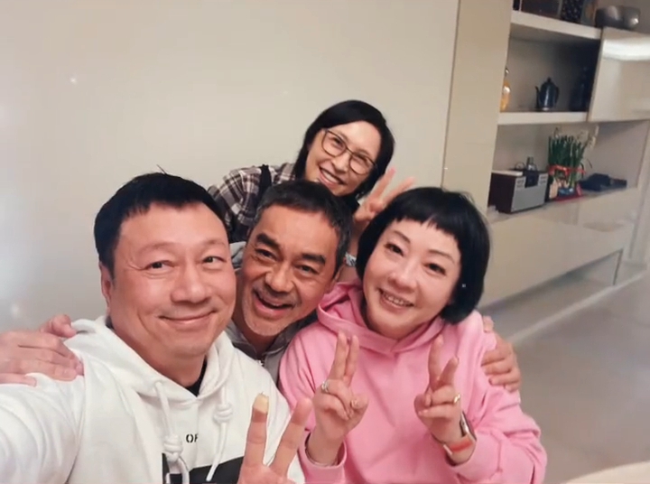 劉青雲夫婦偶爾會與圈中好友聚會，早前便曾相約黎耀祥夫婦一同用餐。