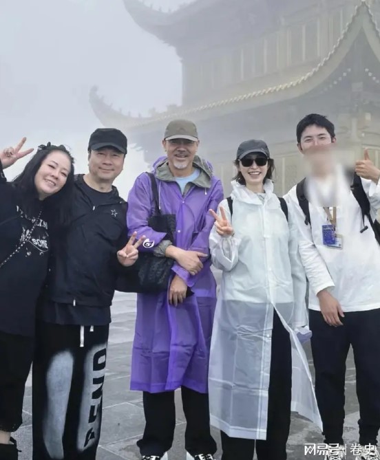 劉青雲、黎耀祥兩對夫婦對於影迷的合照要求來者不拒。