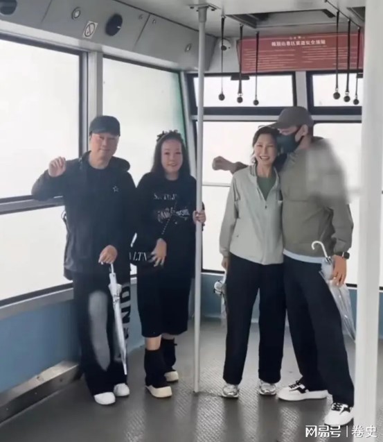 兩對夫婦關係非常友好。