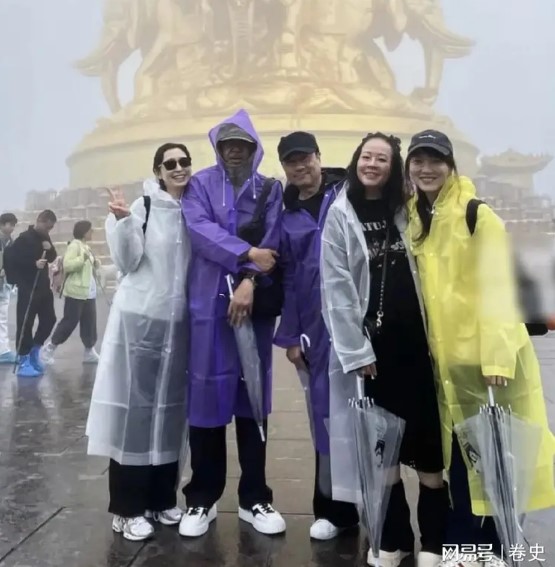劉青雲和郭藹明的肢體語言，正說明二人感情甜蜜。