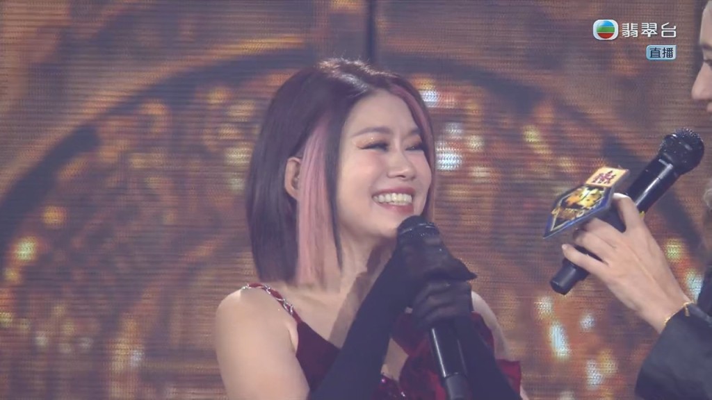 許雲妮身穿一襲華麗紅裙，深情演唱張學友的國語金曲〈我等到花兒也謝了〉。