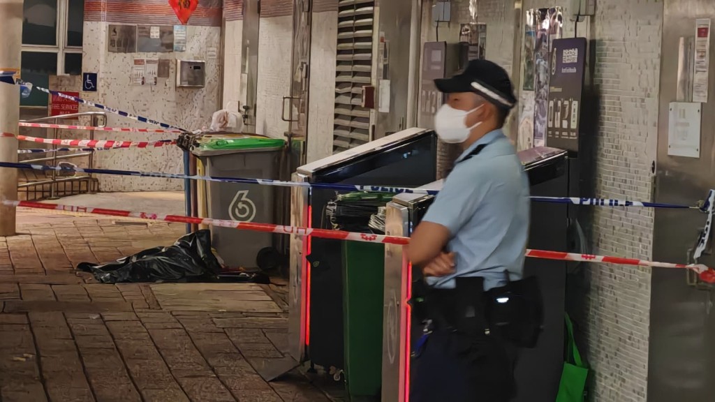 葵涌邨雙屍案 八旬翁墮樓亡 單位內揭六旬婦伏屍