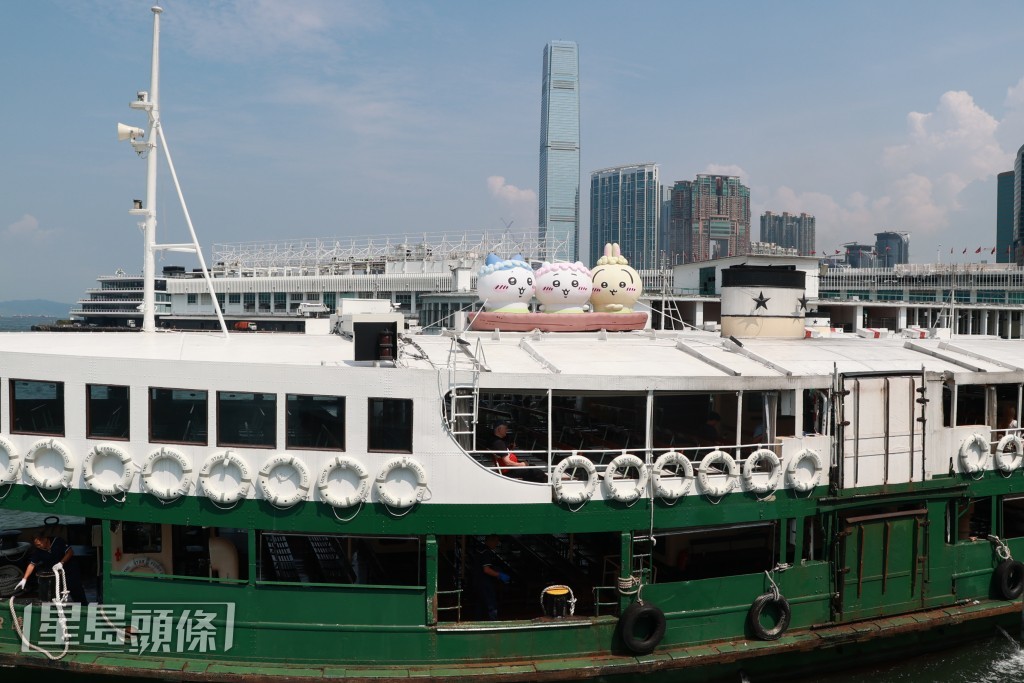 天星小輪上的三個大型角色裝置,吸引不少影迷打卡。
