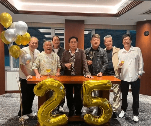 譚詠麟(中)76歲生日,曾志偉(右)、陳百祥(左)及彭健新(後)等好友到場慶賀。