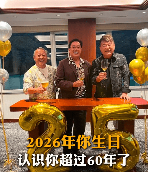 陳百祥(左)與曾志偉(中)今年亦一同為譚詠麟(右)慶生。