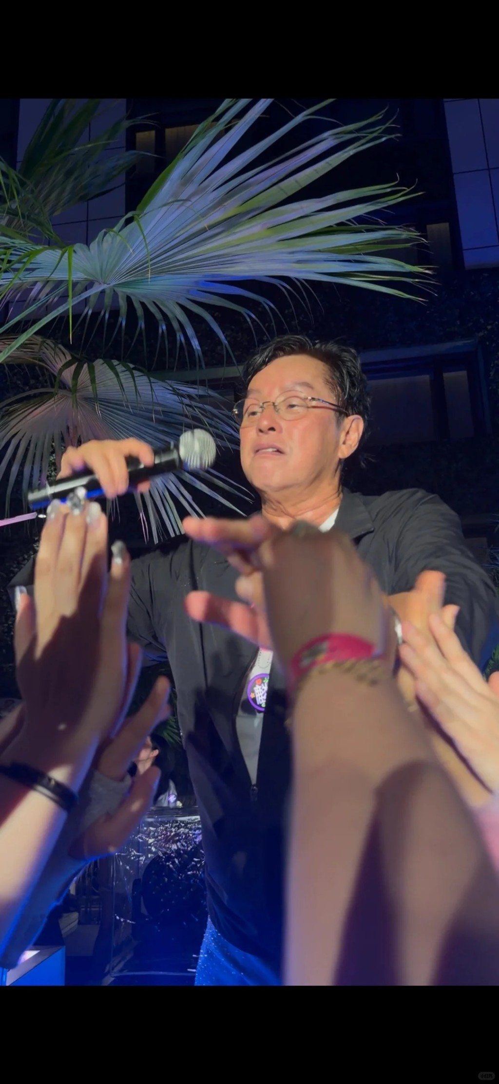 譚詠麟在另一個生日會上的狀態同樣極佳。