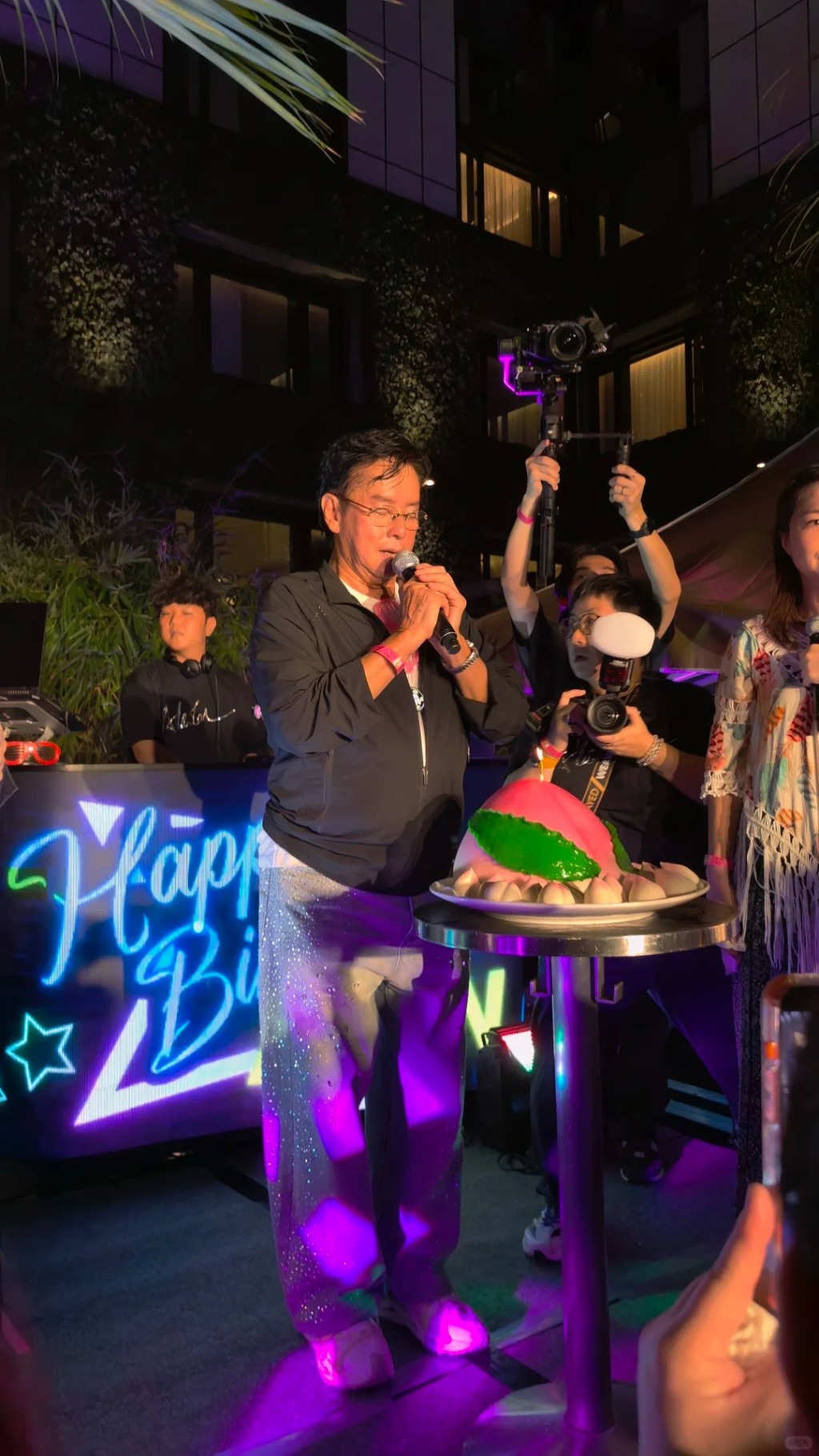 生日會上,譚詠麟有一個壽桃造型的生日蛋糕。