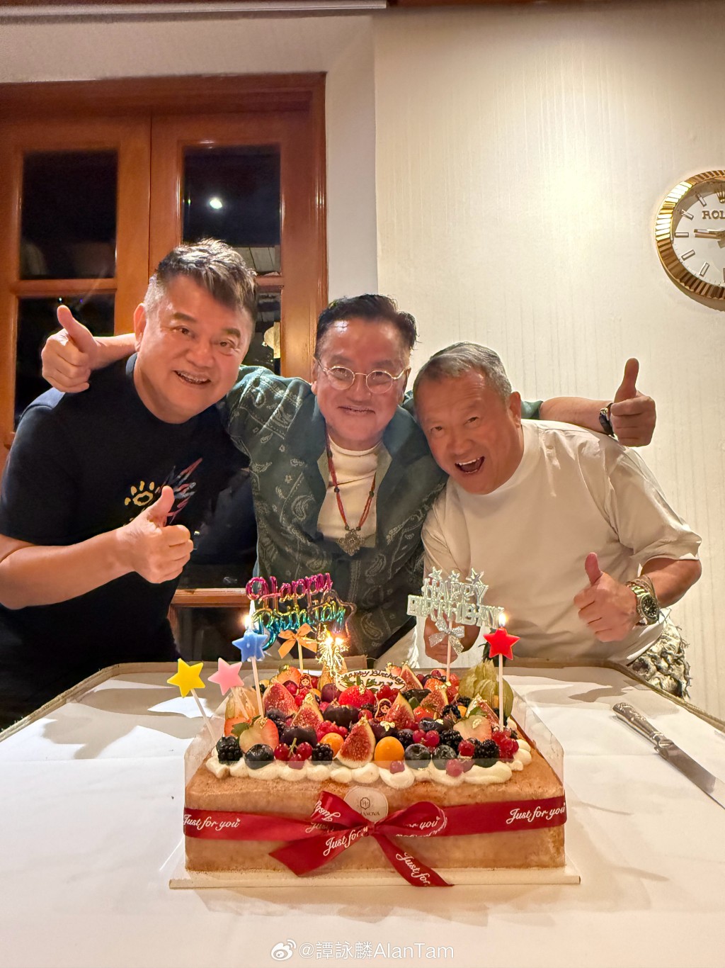 譚詠麟去年75歲生日時,陳百祥亦到場祝賀,二人難得合照。