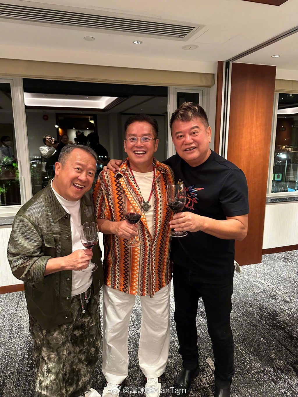 譚詠麟(中)、陳百祥(左)、曾志偉(右)是老友鬼鬼。