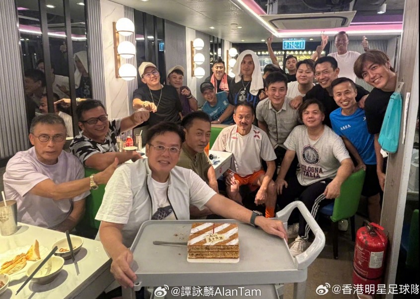 譚詠麟在慶生會上切蛋糕切到手軟。