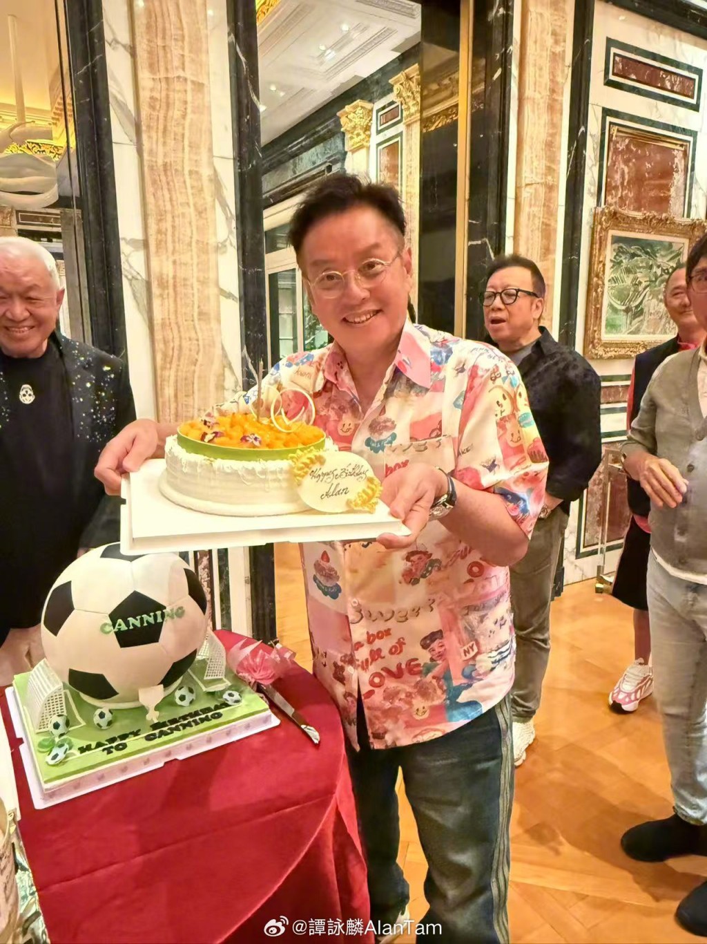 譚詠麟在生日期間收到大量蛋糕。