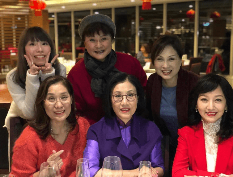 約在2019年,黃淑儀、汪明荃與其他昔日當紅花旦的合照。