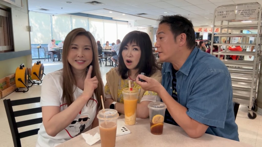 三位好友難得聚首,一同品嚐港式美食。(影片截圖:《李婉華頻道》)