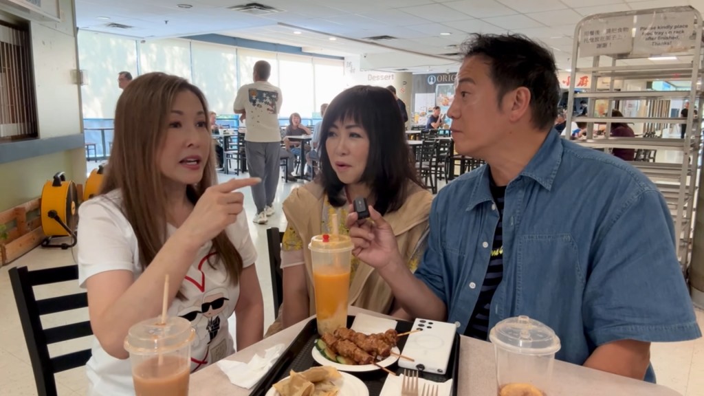 歐錦棠現時每日享受砌模型,融入當地的慢生活。(影片截圖:《李婉華頻道》)