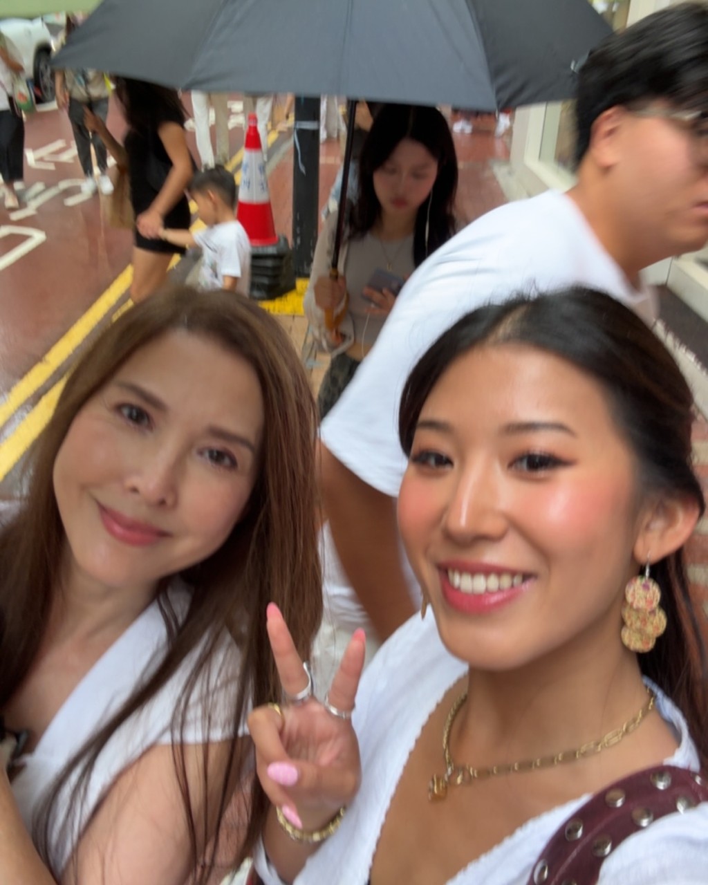 李婉華大女早前在IG分享家庭照,當中可見李婉華的一對兒子。