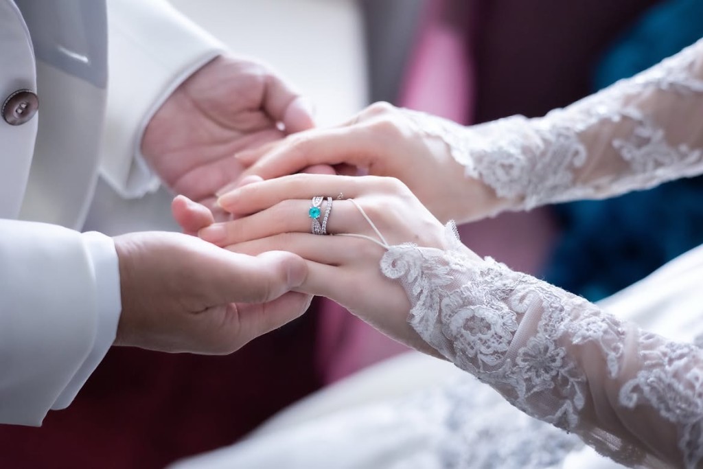 谷垣健治與藤本露娜的結婚照