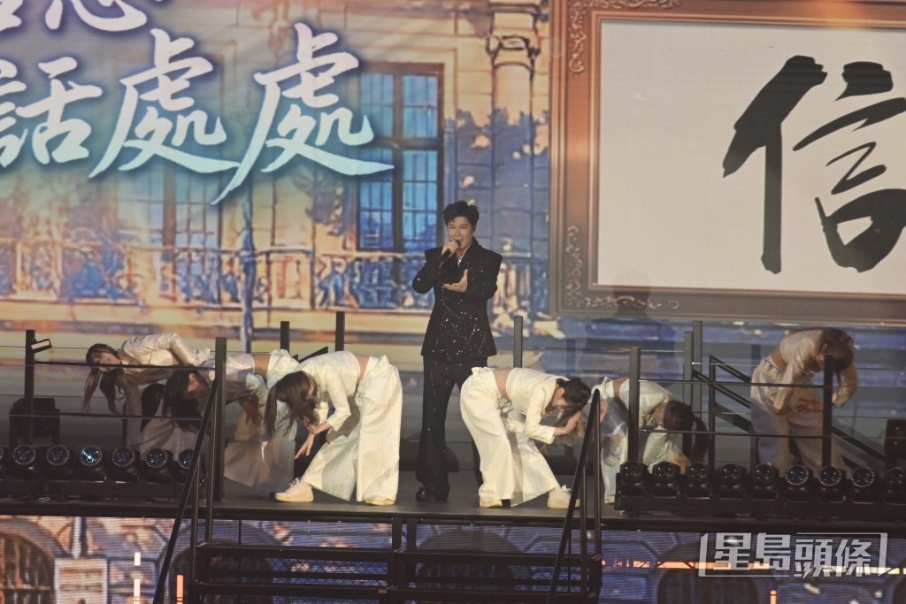 《中年好聲音3》亞軍張與辰以〈就算世界無童話〉帶來溫暖感覺。