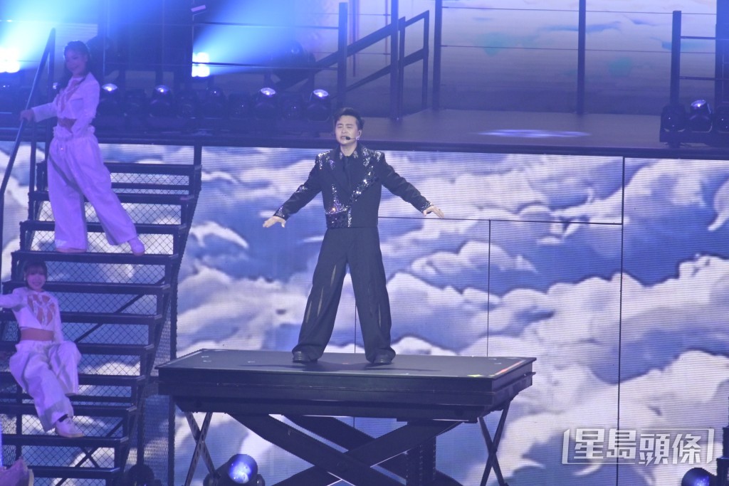 隨後黃博、譚輝智等陸續登場獻唱。