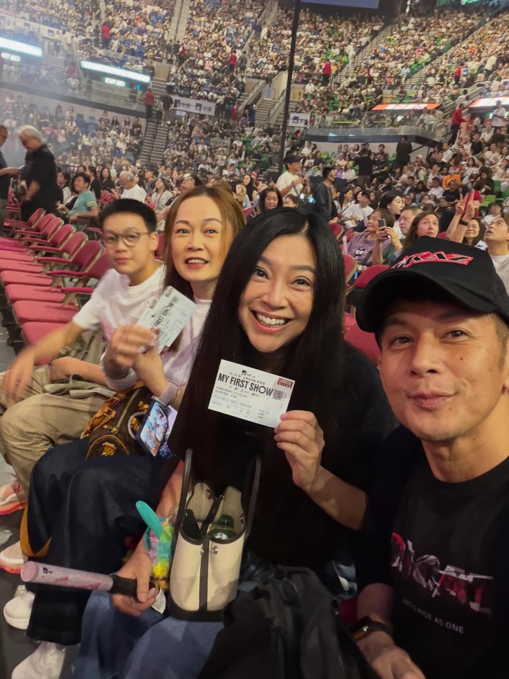 傅明憲、吳家樂及姚瑩瑩母子手持門票現身紅館,支持古天樂演唱會。