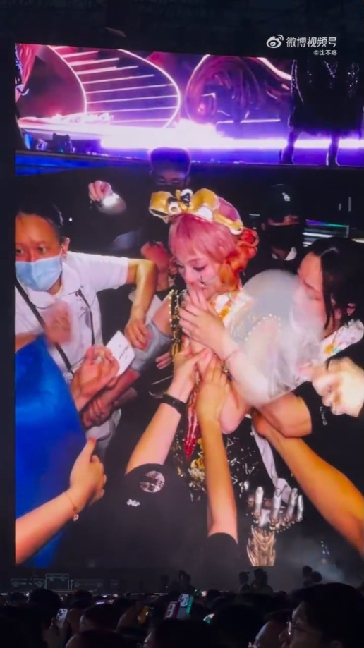 醫療團隊隨即上台,並為她提供氧氣。