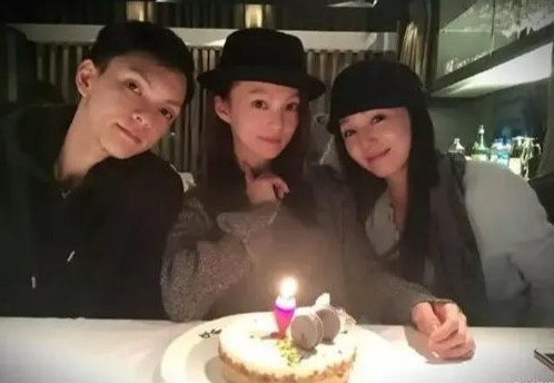 幸而其妹妹一直陪伴在側,與她共度難關。