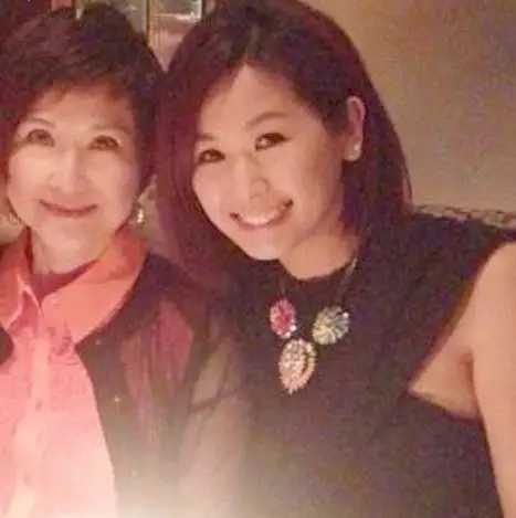 兩母女樣貌非常相似。
