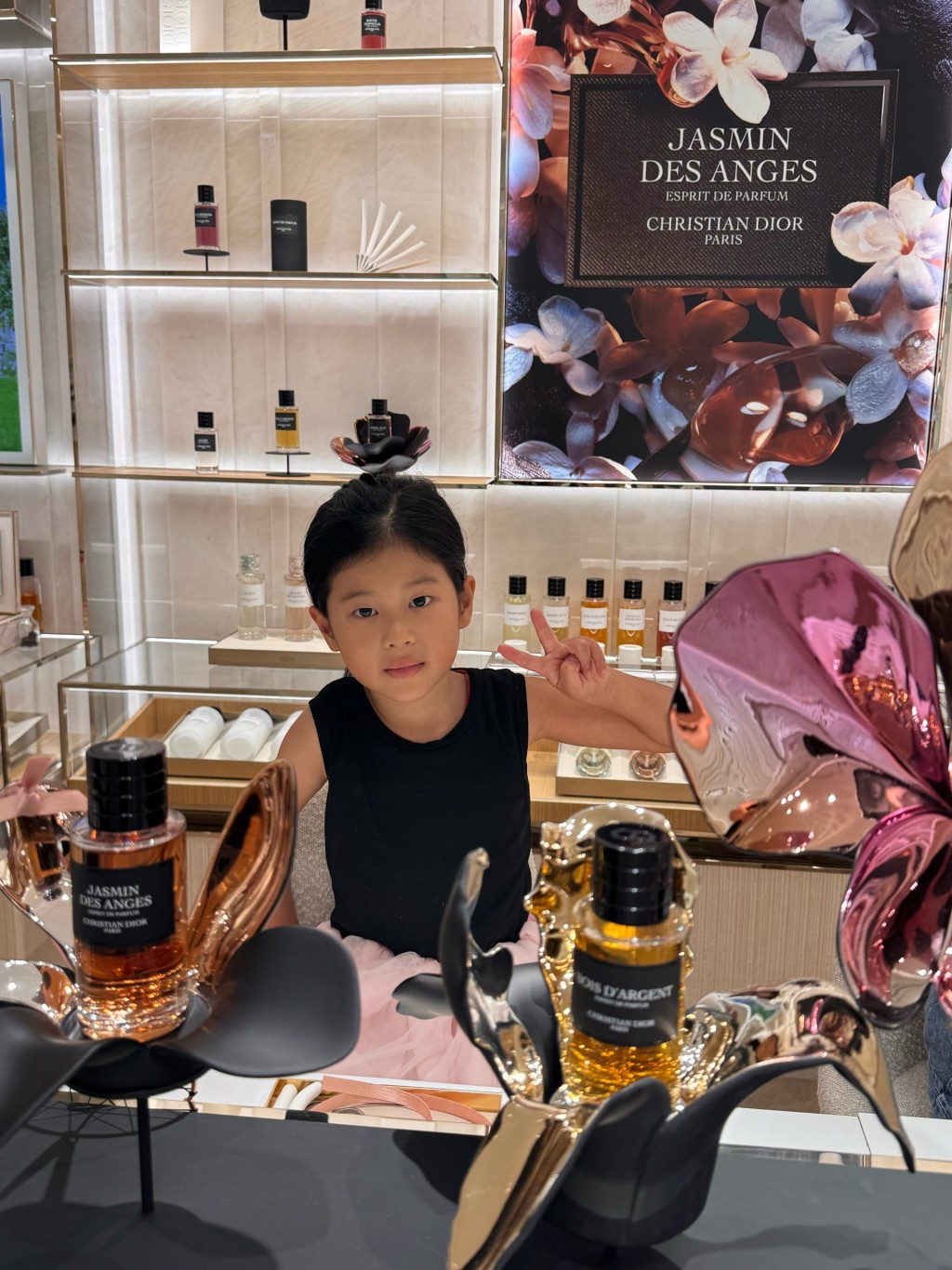 在Dior專門店內，Camellia對精美的香水產品顯得十分好奇。