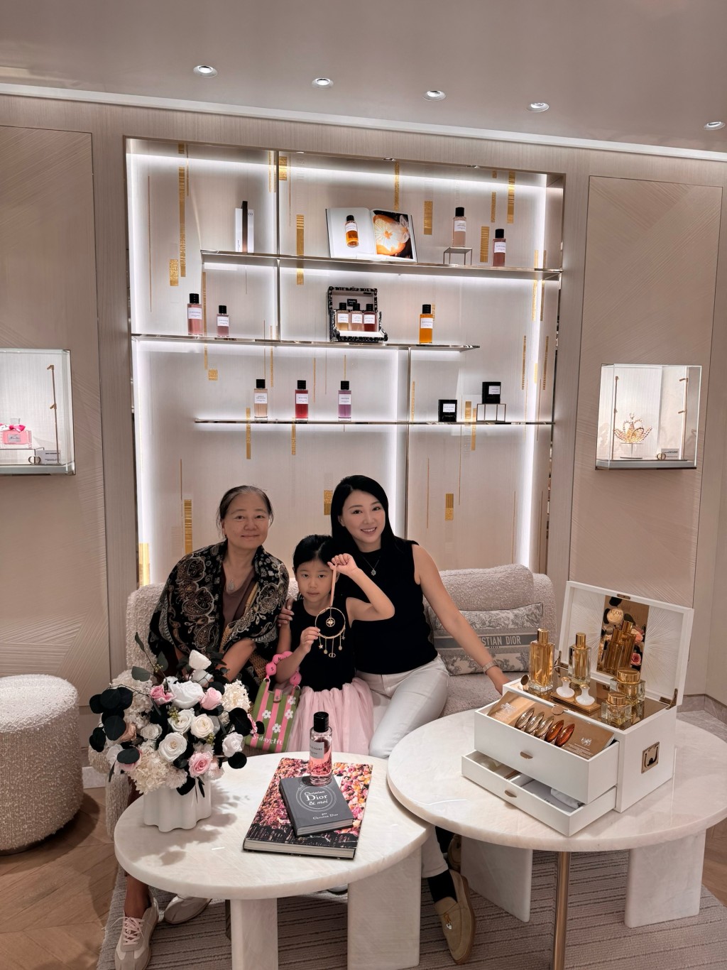 馬賽與媽媽及女兒在Dior店內拍攝三代同堂的珍貴合照。