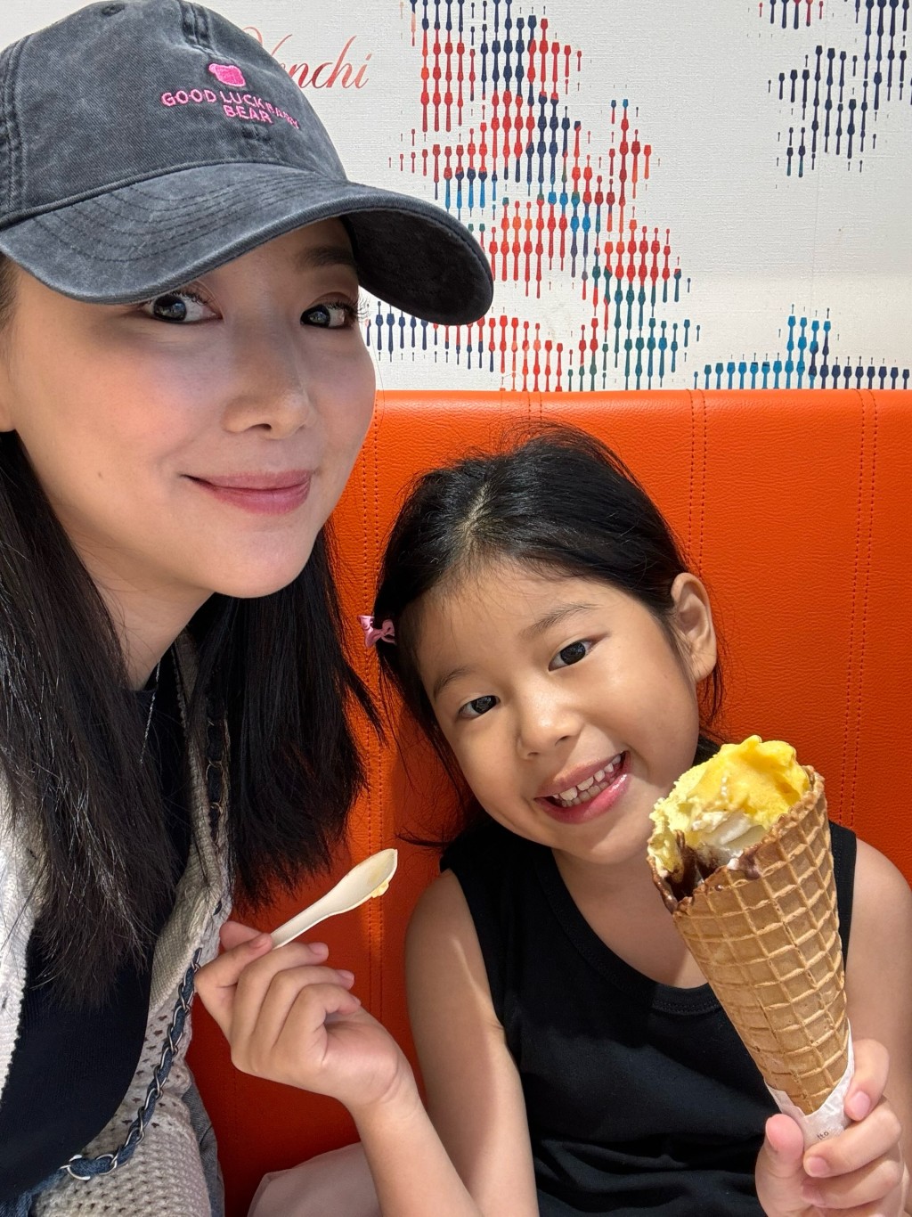 馬賽與女兒分享雪糕，母女二人開心自拍。