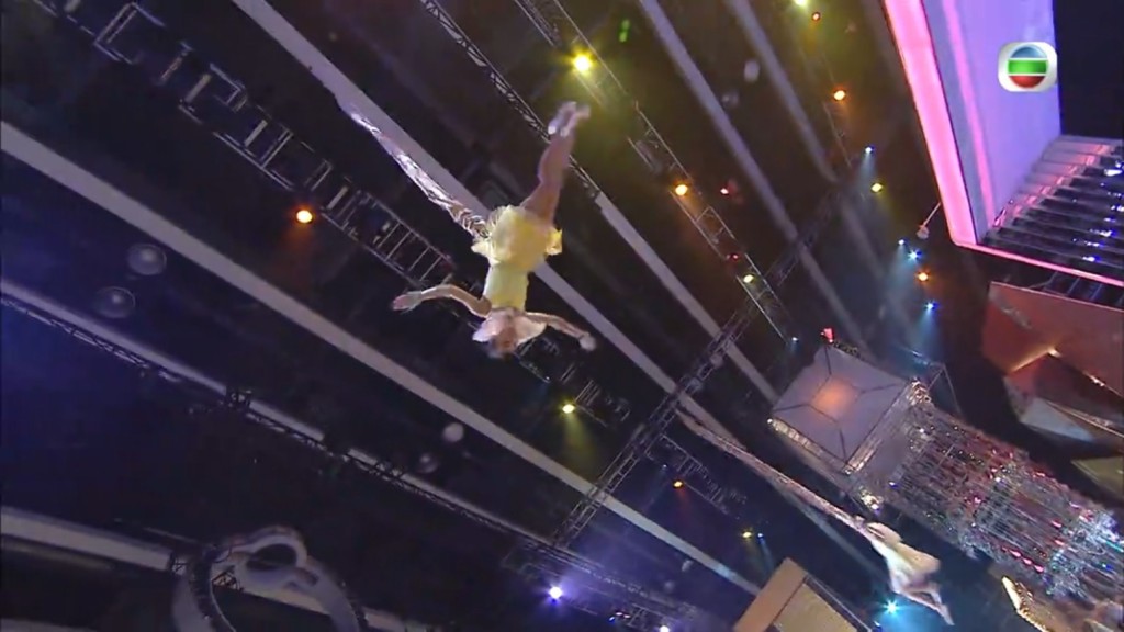 馬賽在比賽中表演跳彈床。