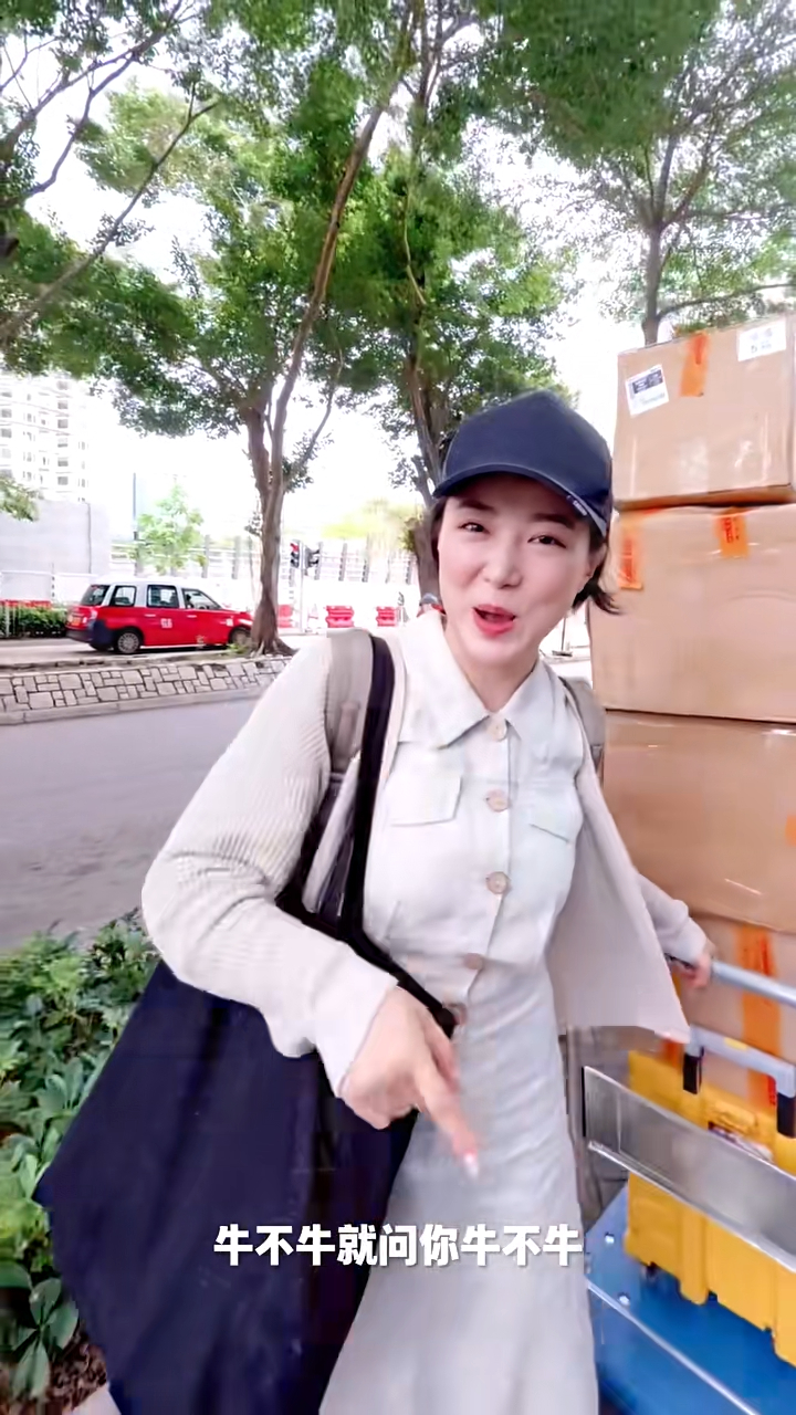 馬賽曾獨自搬運重物來港擺設攤位。