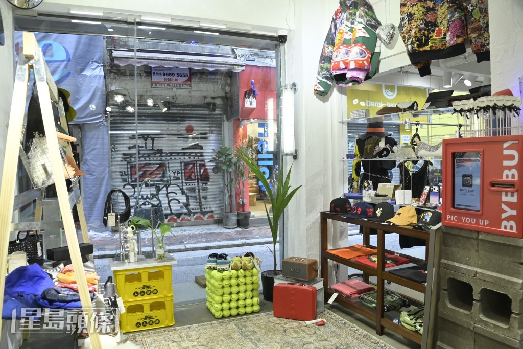 店內商品種類繁多，除服飾鞋履外，還有過萬件絲巾、手袋、珠寶及玩具等產品。