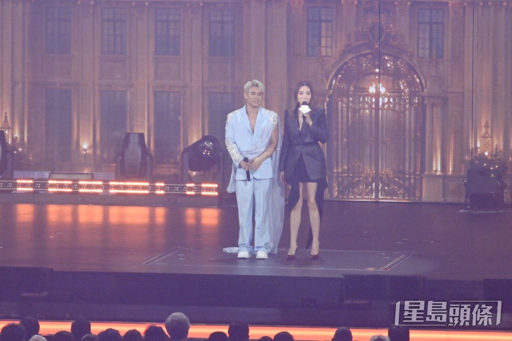 尹景順身穿淺藍色戰衣登場。