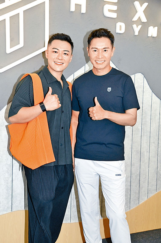 安仔（右）到場力撐關曜儁，更預告未來有機會除衫騷腹肌。