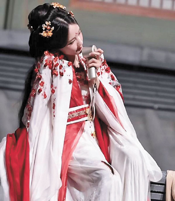 李一桐先前出外景拍劇時，曾有蜈蚣直接爬到腿上。網上圖片