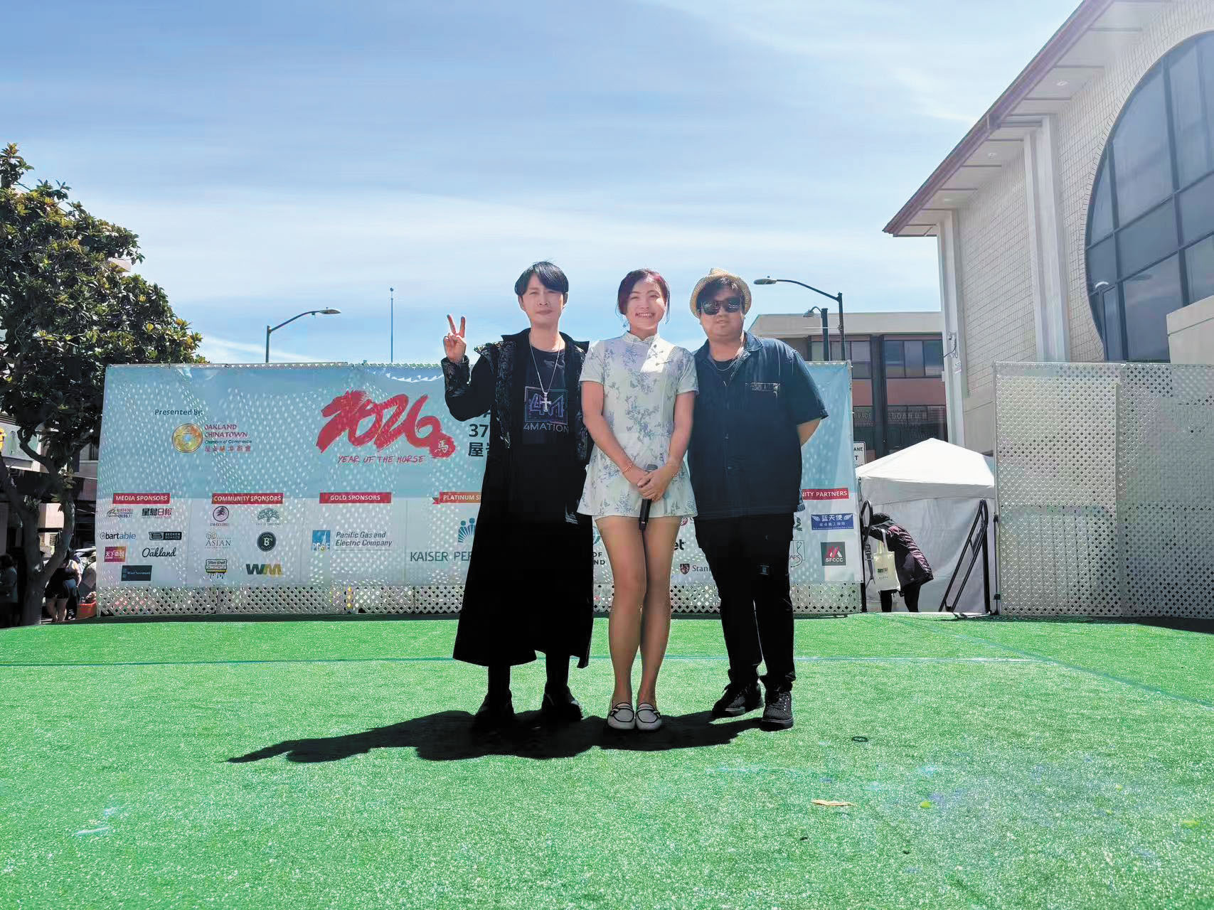 圖為三名歌手Kawai、MonMon和Raye參與主舞台表演歌藝。