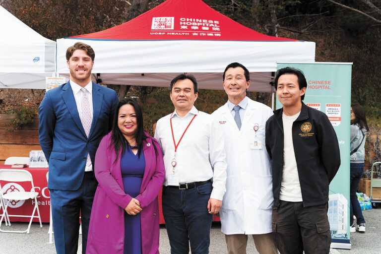 帝利市市議員馬納洛（左二）和Gellert華康醫務中心代表等合影。東華醫院提供