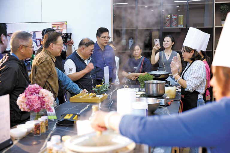評審觀看參賽選手烹煮藥膳美食。記者彭詩喬攝