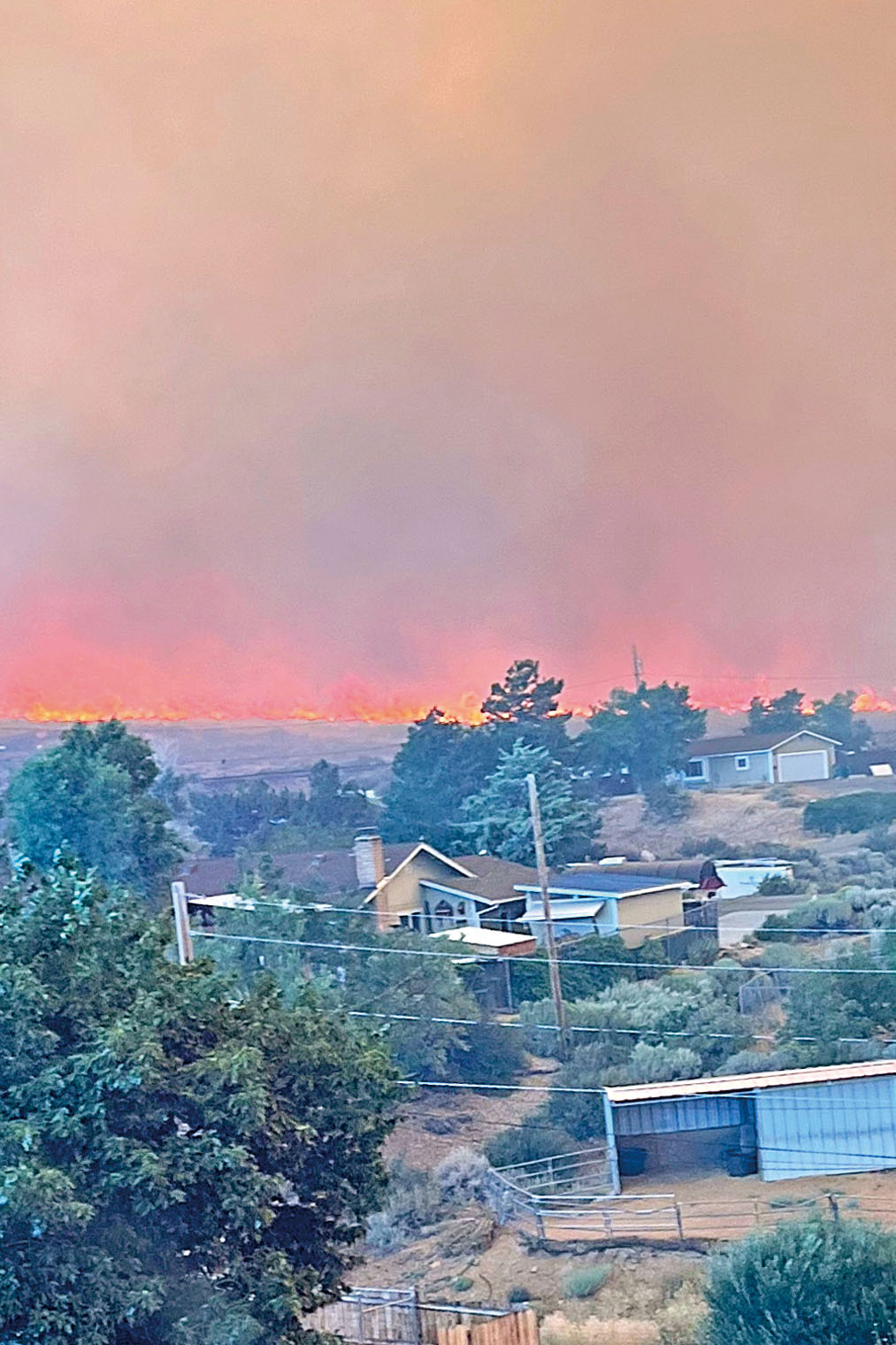 霍克山火是當地近3周內第二場大型山火。網上圖片