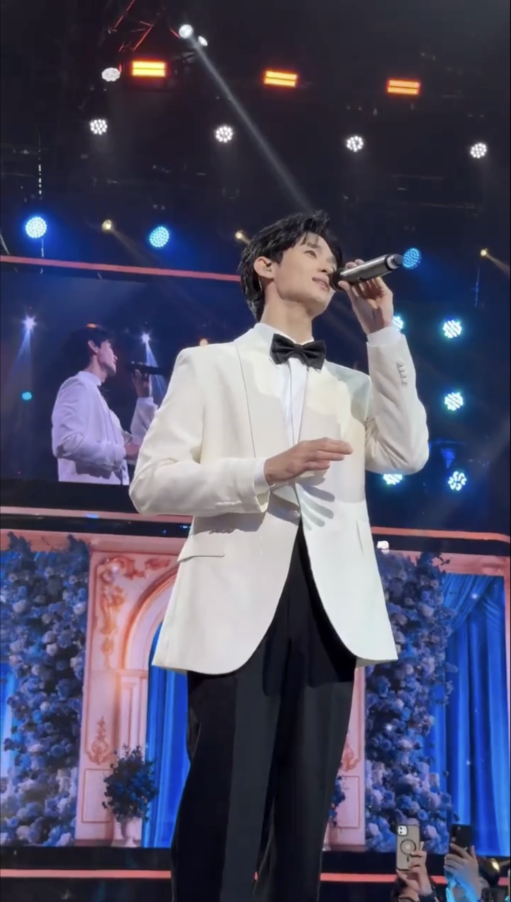 金秀賢以一身白色西裝造型,演唱其代表作《星夢高飛》的插曲《Dreaming》。